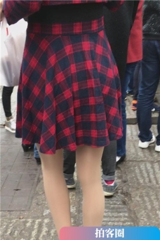 街拍肉丝美腿运动鞋连衣裙美女（视频版）