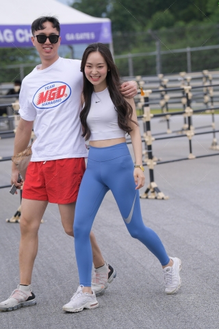 蓝色紧身裤美女