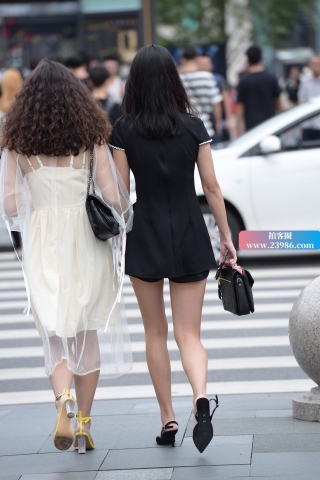 喜欢黑色系的美女姐姐