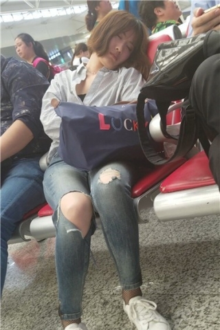 查看完整内容：4k超清，装睡的破洞紧牛网袜小清新美女（视频版） - 共8张图片