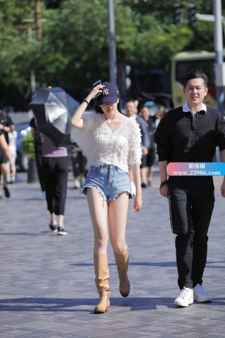 街拍长靴长腿美眉