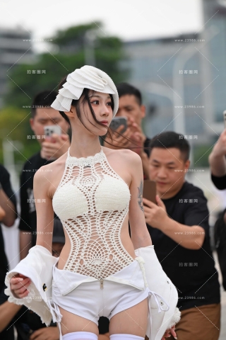 打扮精致的小姐姐