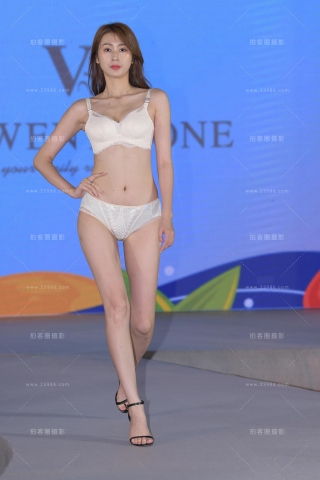 她的第一感觉有点像栁岩