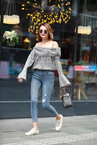 紧牛七分裤的小姐姐