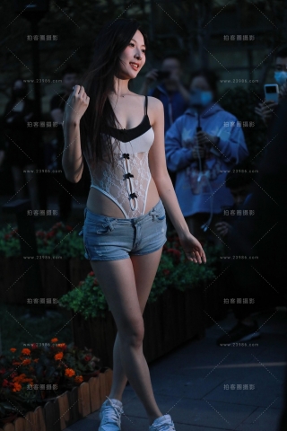 热裤长腿性感美女