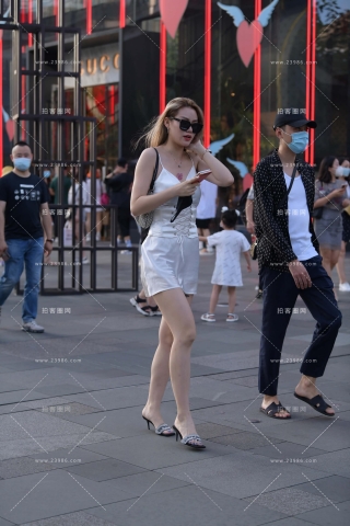 吊带白裙长腿纹身女