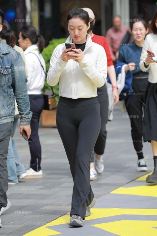 【玻璃街拍】阳光下的紧身裤女友