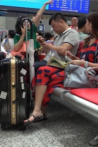 查看完整内容：长发大眼MM的一双性感艳足（视频版） - 共9张图片