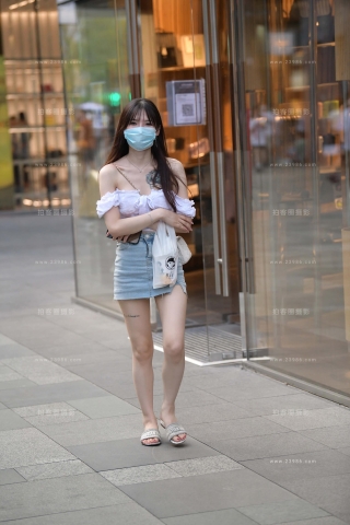 街拍牛仔裙小清新美眉