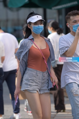 街拍棕色衣服热牛美眉