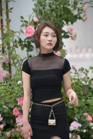 查看完整内容：漂亮黑裙小姐姐（完整版） - 共5张图片