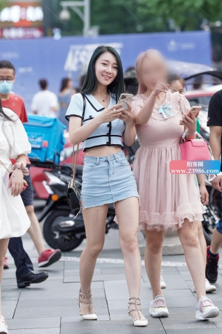 牛仔短裙长腿美女