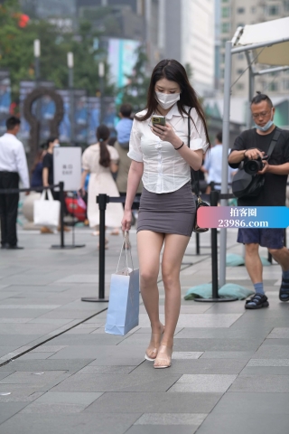 街拍灰色短裙da美女