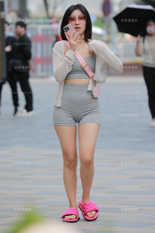 【玻璃街拍】瑜伽短裤小妹