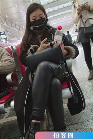 查看完整内容：4k-高铁站偶遇黑色紧身皮裤戴口罩的妹子。（视频版） - 共6张图片