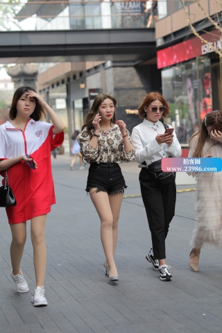 街拍肉丝高跟热牛美眉