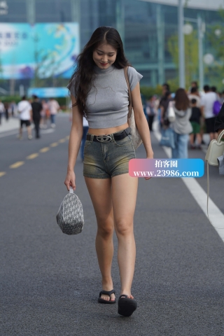 街拍热裤长腿小姐姐~