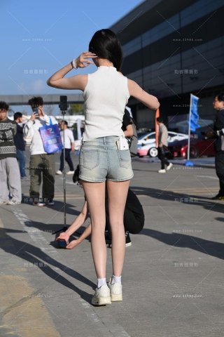 开直播的热裤美腿小姐姐