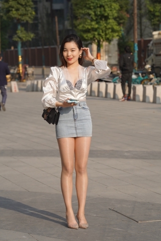 牛仔短裙肉丝美眉【原图+视频】