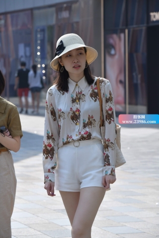 街拍花衬衫白皙美腿姐姐