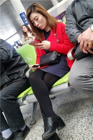 查看完整内容：4k-红衣长腿性感漂亮美少妇（视频版） - 共8张图片