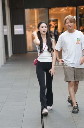 查看完整内容：街拍紧身长裤小姐姐 - 共27张图片