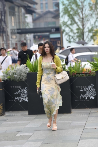 街拍裹胸开叉裙小姐姐