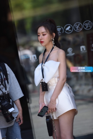 参加活动的气质时尚美女