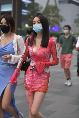 查看完整内容：性感深V包臀裙闺蜜（完整版） - 共4张图片