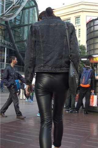 4k-街拍黑色紧身皮裤牛仔外套苗条身材美女第三集 [833 MB]V（视频版）