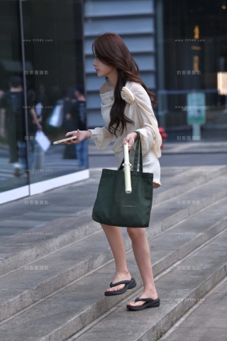 黑色拖鞋美腿美女