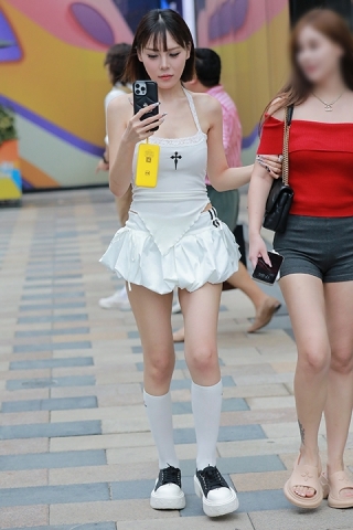 超短白裙美女【原图+视频】