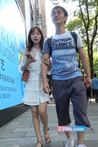 查看完整内容：4K - 街拍别人家漂亮的白裙女友 [2.09 GB/MP4]（视频版） - 共10张图片