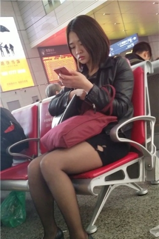 查看完整内容：4k超清，黑丝袜性感美眉，嘟着嘴嘴玩手机（视频版） - 共8张图片