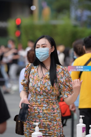 知性的花裙子美女