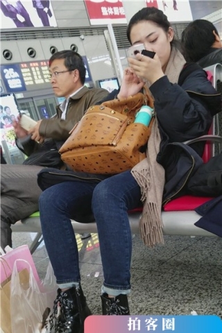 查看完整内容：4k-高挑身材紧身蓝色牛仔裤美眉候车室玩手机。（视频版） - 共8张图片