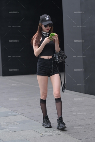 黑色热裤小姐姐