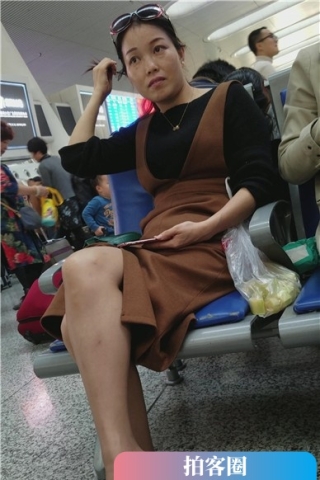 查看完整内容：4k-高铁站候车室偶遇美足长腿少f（视频版） - 共8张图片