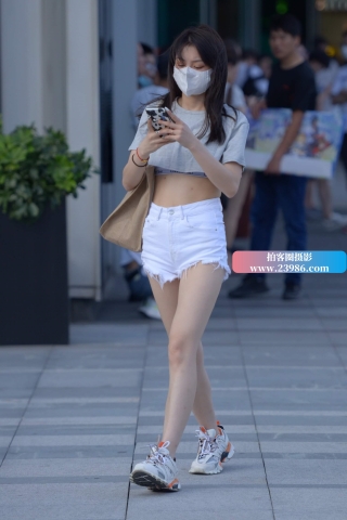 街拍白短热裤美眉