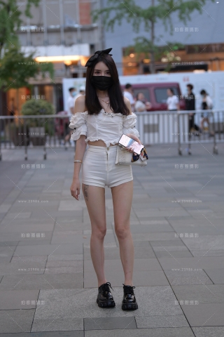 性感白热裤美眉，又万万没想到~