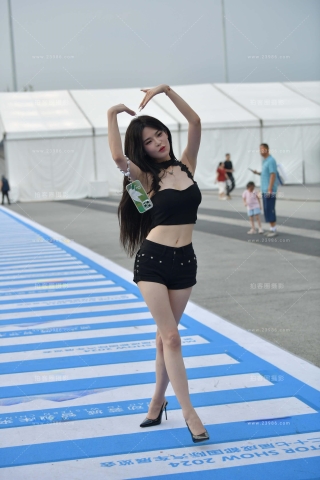 苗条的小蛮腰美眉