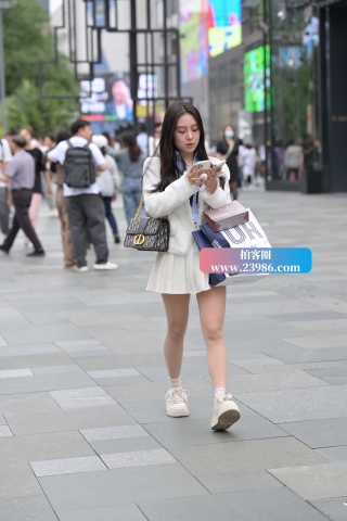 街拍穿白色百褶短裙的R丝女孩儿