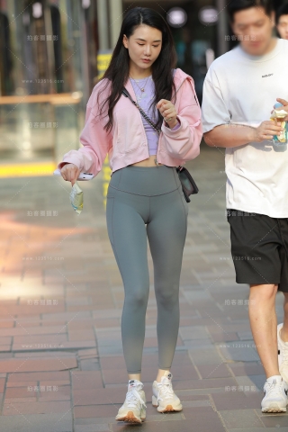 【玻璃街拍】灰瑜伽