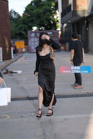 街拍黑色长裙美女