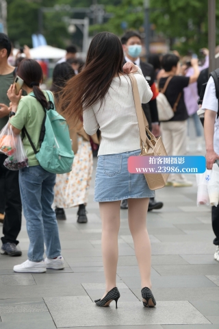 街拍R丝牛仔裙美女姐姐