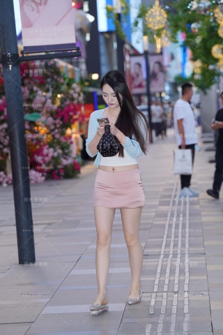 偶遇淡粉色短裙美腿mm