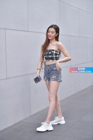 街拍美腿美女摆拍