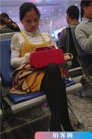 查看完整内容：4k-高铁站候车室拍摄黑丝长腿高跟鞋知性美女（视频版） - 共8张图片