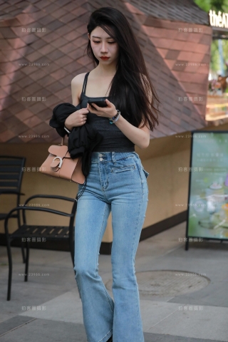 蓝色牛仔裤美女