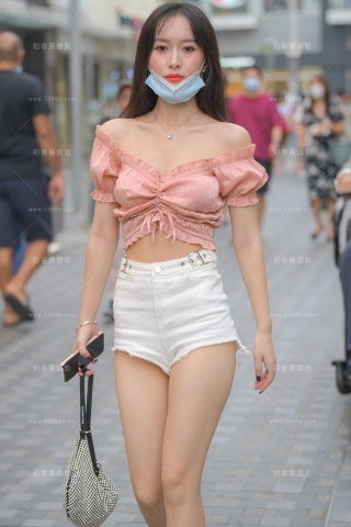 【街拍之魂赛帖】白色热裤小姐姐